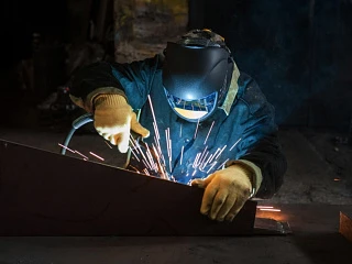 Сварщик ручной дуговой сварки плавящимся покрытым электродом