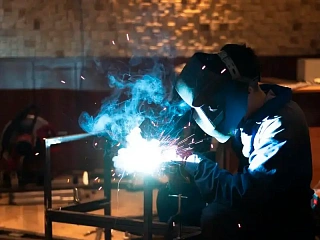 Сварщик ручной дуговой сварки плавящимся покрытым электродом квалификация — 4-й разряд